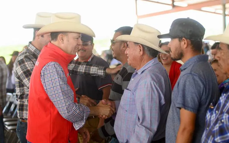 Esteban Villegas entrega semilla de avena a productores de Santiago Papasquiaro