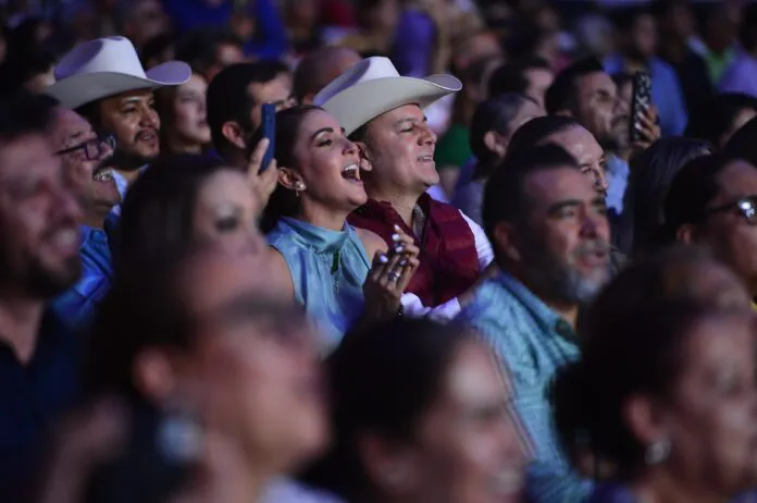 La-gran-fiesta-llego-a-su-fin_-clausuran-Marisol-y-Esteban-la-Feria-Nacional-Francisco-Villa-2024-con-exito-total-696x462